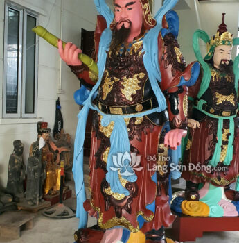 Tượng Hộ Pháp đứng