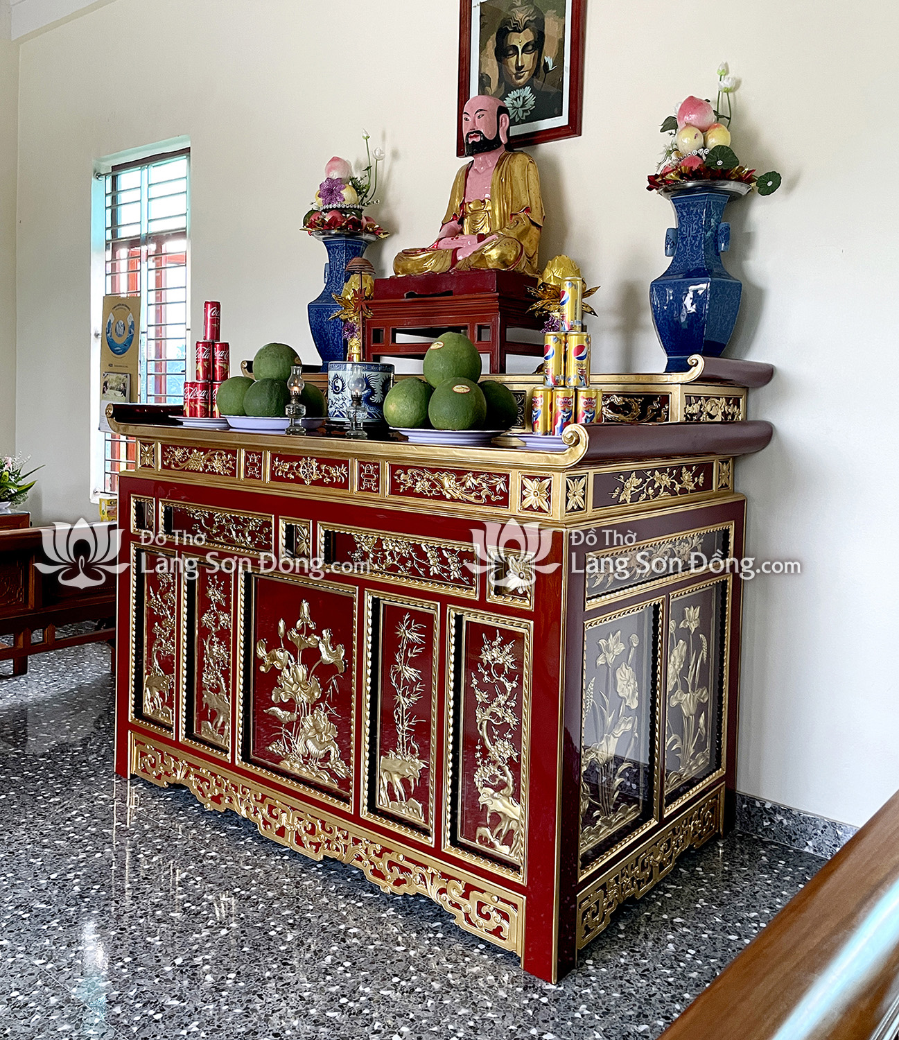 Bàn thờ Chấp Tải sơn son thếp vàng, chùa Huyền Quang