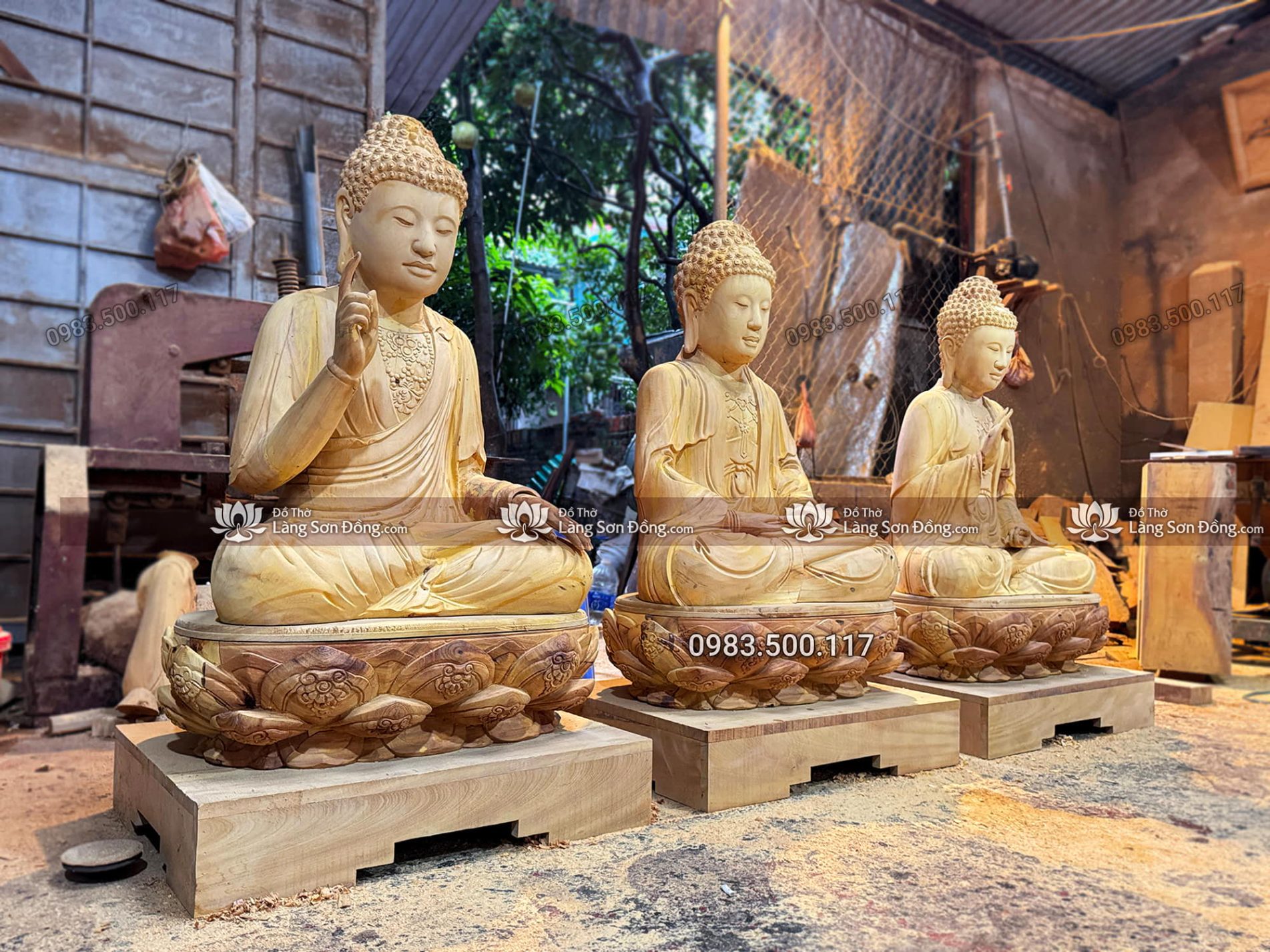 Tôn tượng Tam Thế Phật tạc theo mẫu cổ (thế kỷ 16 - phần mộc)