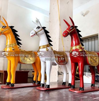 Ngựa thờ gỗ mít cỡ nhỏ đặt trên ban